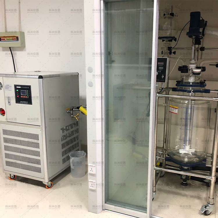 雙層玻璃反應(yīng)釜 雙層玻璃反應(yīng)釜升降溫系統(tǒng)特點.jpg